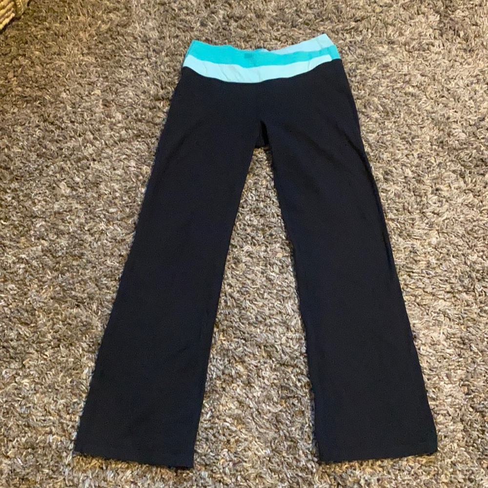 Lululemon black groove yoga pants size 8